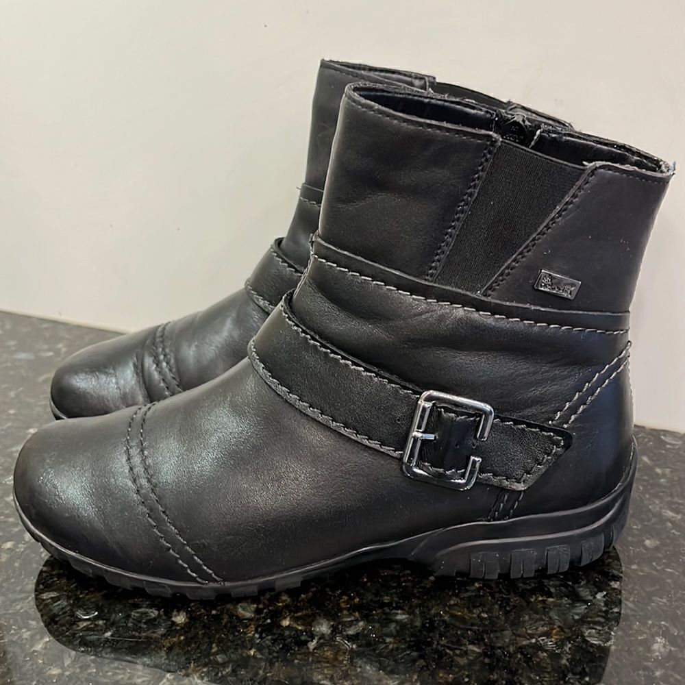 Rieker Women’s Black Leather Ankle boots, size 37 Leather. Faux fur lining.